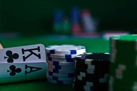 Cassinos com Jogos de Pôquer: Torneios, Cash Games e Bônus